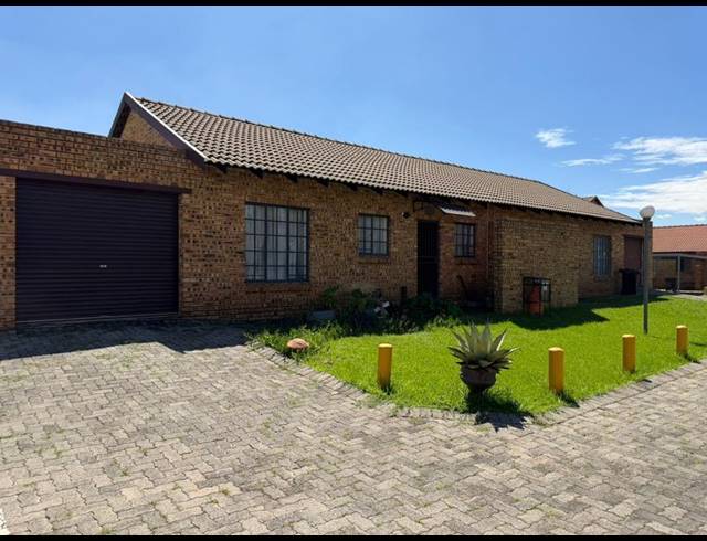 2 BEDROOM TOWNHOUSE FOR SALE IN KOOKRUS